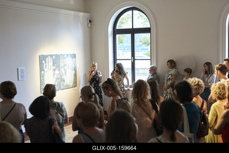 Így látjuk mi... Öntárgyiasítás, női pozíciók című kiállítás az  Ybl Budai Kreatív Házban-stock-foto