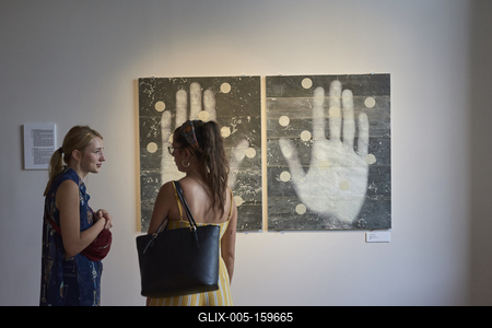 Így látjuk mi... Öntárgyiasítás, női pozíciók című kiállítás az  Ybl Budai Kreatív Házban-stock-foto