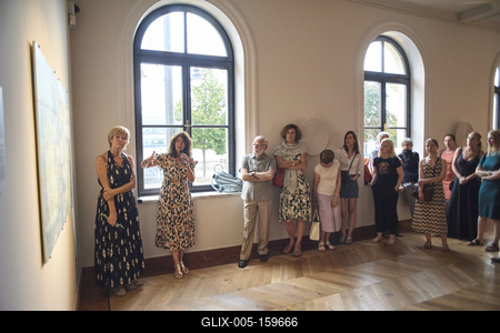 Így látjuk mi... Öntárgyiasítás, női pozíciók című kiállítás az  Ybl Budai Kreatív Házban-stock-foto