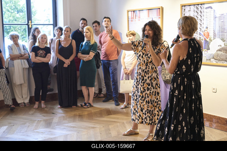 Így látjuk mi... Öntárgyiasítás, női pozíciók című kiállítás az  Ybl Budai Kreatív Házban-stock-foto