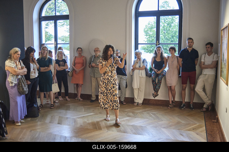 Így látjuk mi... Öntárgyiasítás, női pozíciók című kiállítás az  Ybl Budai Kreatív Házban-stock-foto