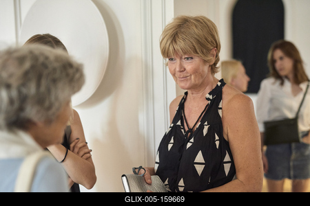 Így látjuk mi... Öntárgyiasítás, női pozíciók című kiállítás az  Ybl Budai Kreatív Házban-stock-foto