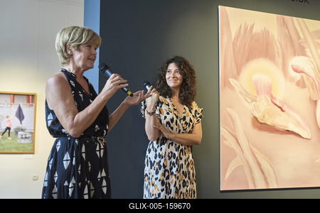 Így látjuk mi... Öntárgyiasítás, női pozíciók című kiállítás az  Ybl Budai Kreatív Házban-stock-foto