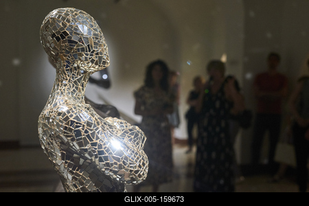 Így látjuk mi... Öntárgyiasítás, női pozíciók című kiállítás az  Ybl Budai Kreatív Házban-stock-foto