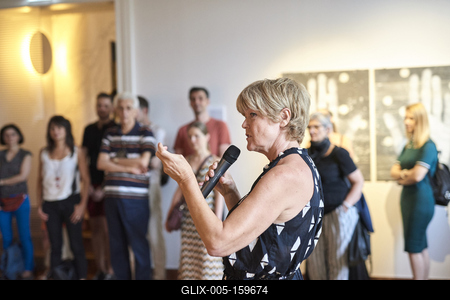 Így látjuk mi... Öntárgyiasítás, női pozíciók című kiállítás az  Ybl Budai Kreatív Házban-stock-foto