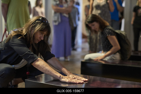 Így látjuk mi... Öntárgyiasítás, női pozíciók című kiállítás az  Ybl Budai Kreatív Házban-stock-foto