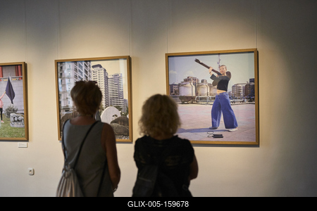 Így látjuk mi... Öntárgyiasítás, női pozíciók című kiállítás az  Ybl Budai Kreatív Házban-stock-foto