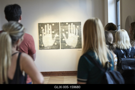 Így látjuk mi... Öntárgyiasítás, női pozíciók című kiállítás az  Ybl Budai Kreatív Házban-stock-foto