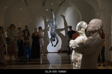 Így látjuk mi... Öntárgyiasítás, női pozíciók című kiállítás az  Ybl Budai Kreatív Házban-stock-foto