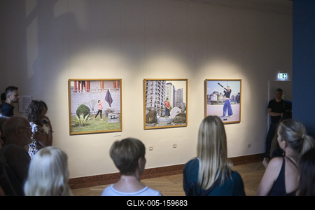 Így látjuk mi... Öntárgyiasítás, női pozíciók című kiállítás az  Ybl Budai Kreatív Házban-stock-foto