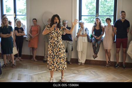 Így látjuk mi... Öntárgyiasítás, női pozíciók című kiállítás az  Ybl Budai Kreatív Házban-stock-foto