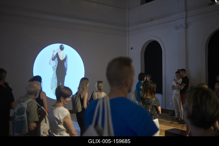 Így látjuk mi... Öntárgyiasítás, női pozíciók című kiállítás az  Ybl Budai Kreatív Házban-stock-foto