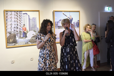 Így látjuk mi... Öntárgyiasítás, női pozíciók című kiállítás az  Ybl Budai Kreatív Házban-stock-foto