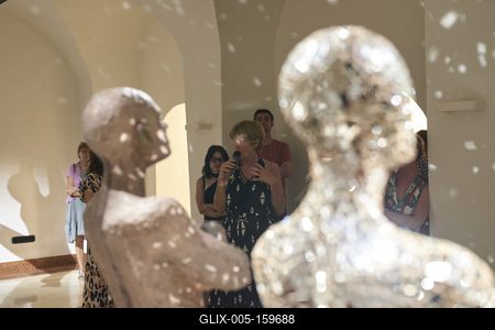 Így látjuk mi... Öntárgyiasítás, női pozíciók című kiállítás az  Ybl Budai Kreatív Házban-stock-foto