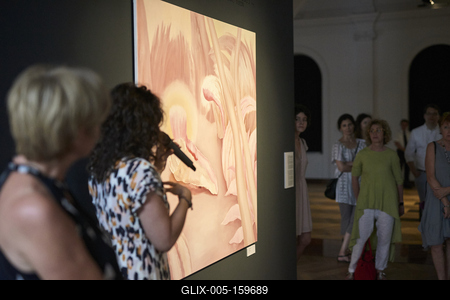 Így látjuk mi... Öntárgyiasítás, női pozíciók című kiállítás az  Ybl Budai Kreatív Házban-stock-foto