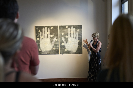 Így látjuk mi... Öntárgyiasítás, női pozíciók című kiállítás az  Ybl Budai Kreatív Házban-stock-foto