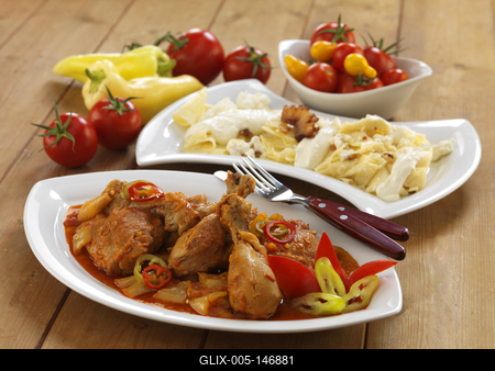 Lecsós csirkecomb kapros túrós csuszával-stock-foto