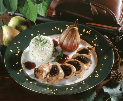 Aszalt szilvával töltött fácánmell roston, vörösboros körtével-stock-foto