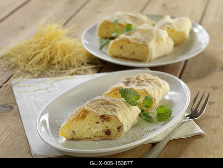 Túrós-cérnametéltes rétes mazsolával-stock-foto