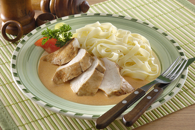 Csirkemell zöldségmártással-stock-foto