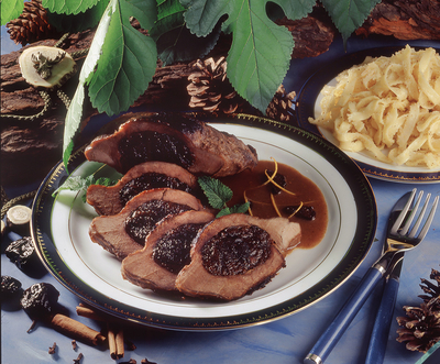 Szilvás vaddisznó darás metélttel-stock-foto