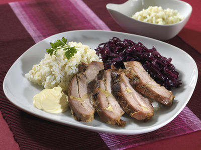 Fokhagymával tűzdelt pulykacomb majonézes rizzsel-stock-foto