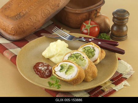 Brokkolival töltött pulykamell-stock-foto