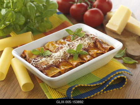 Töltött canelloni fűszeres paradicsommártásban-stock-foto