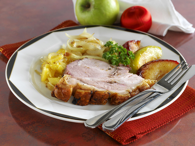 Fűszeres malachús almaágyon-stock-foto