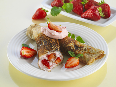 csokis palacsinta eperhabbal-stock-foto