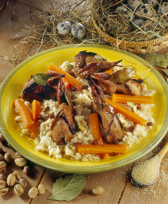 Kuszkuszos fürjek-stock-foto