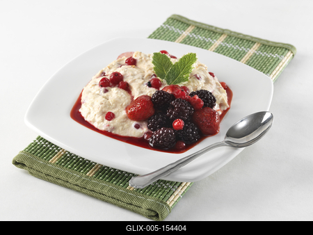Ribizlis panna cotta erdei gyümolcsontettel-stock-foto