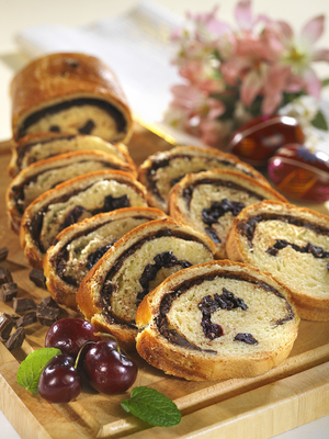 Aszalt meggyes, csokoládés kalács-stock-foto