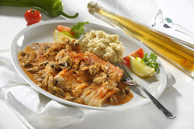 Bakonyi ponty juhtúrós galuskával-stock-foto