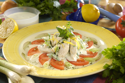 csirkesaláta paradicsom ágyon-stock-foto