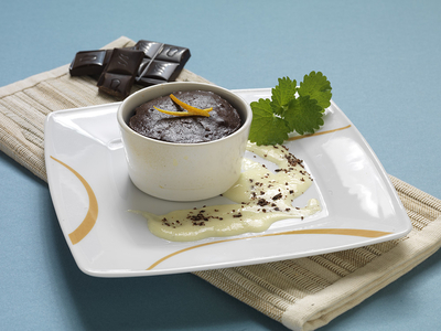 Csokoládé szuflé vanília sodóval-stock-foto