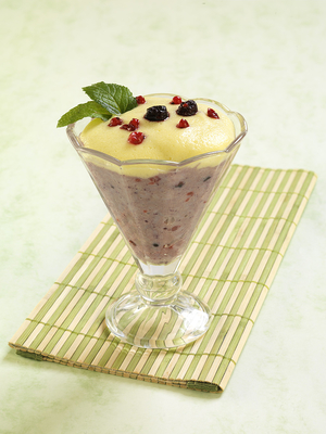 erdei gyünölcsös rizskehely-stock-foto