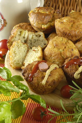 Görögös, hagymás és hot dog muffin-stock-foto