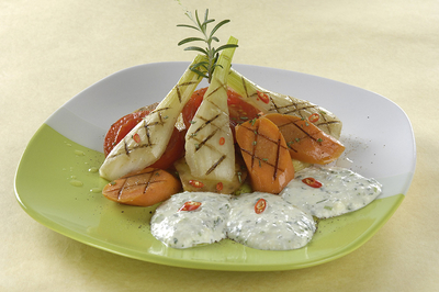 grillezett zöldségek tojásos dippel-stock-foto