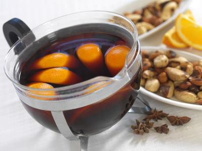 Forralt bor, fűszeres diófélékkel-stock-foto