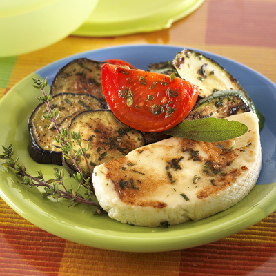 grillezett zöldségek gomolya sajttal-stock-foto