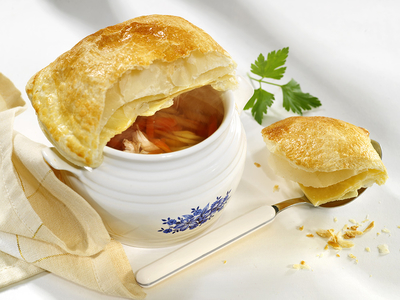 Francia pulykaleves ropogós tésztakupolával-stock-foto