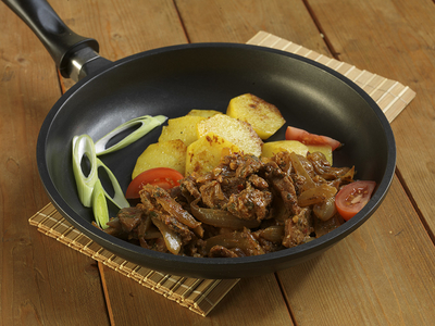 Hagymás serpenyős hús krumplival-stock-foto