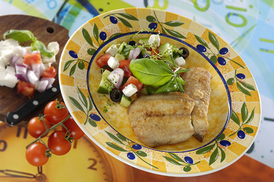 harcsafilé görög salátával2-stock-foto