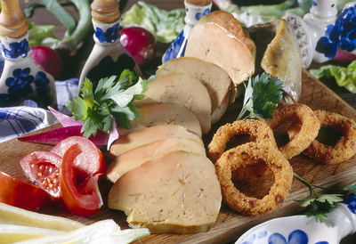 Hideg libamáj makói hagymával-stock-foto