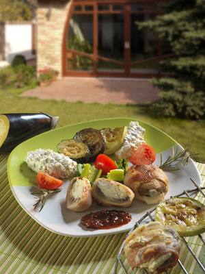 Juhtúróval töltött gombafejek és sült zöldségek fűszeres túróval-stock-foto