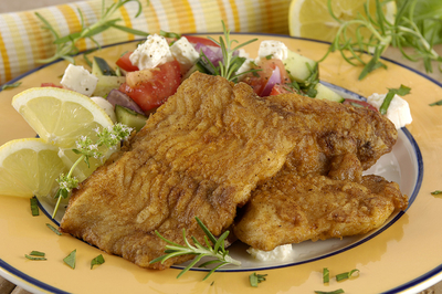 Harcsafilé görög salátával1-stock-foto