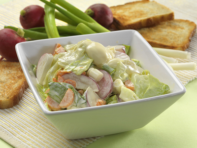 majonézes tavaszi zöldségsaláta-stock-foto