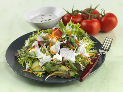 Mozzarellás nyári saláta kapros joghurt öntettel-stock-foto