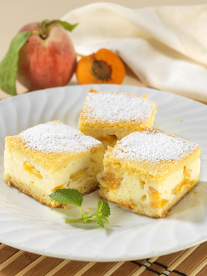 Őszibarackos tejfölös sütemény-stock-foto